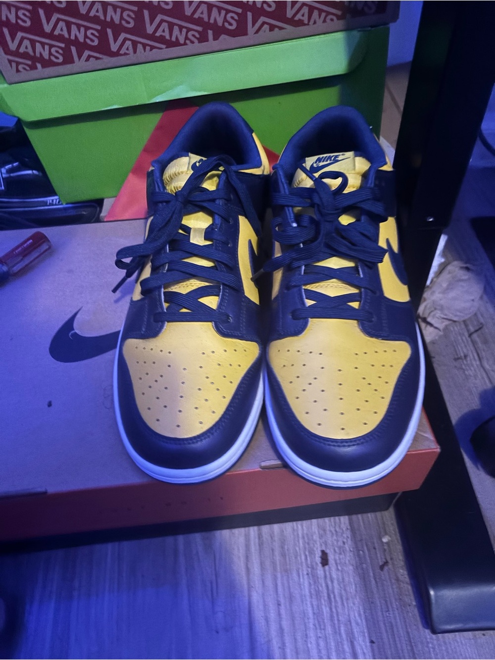 Nike Kids Low-Top Sneakers in Yellow and Black
